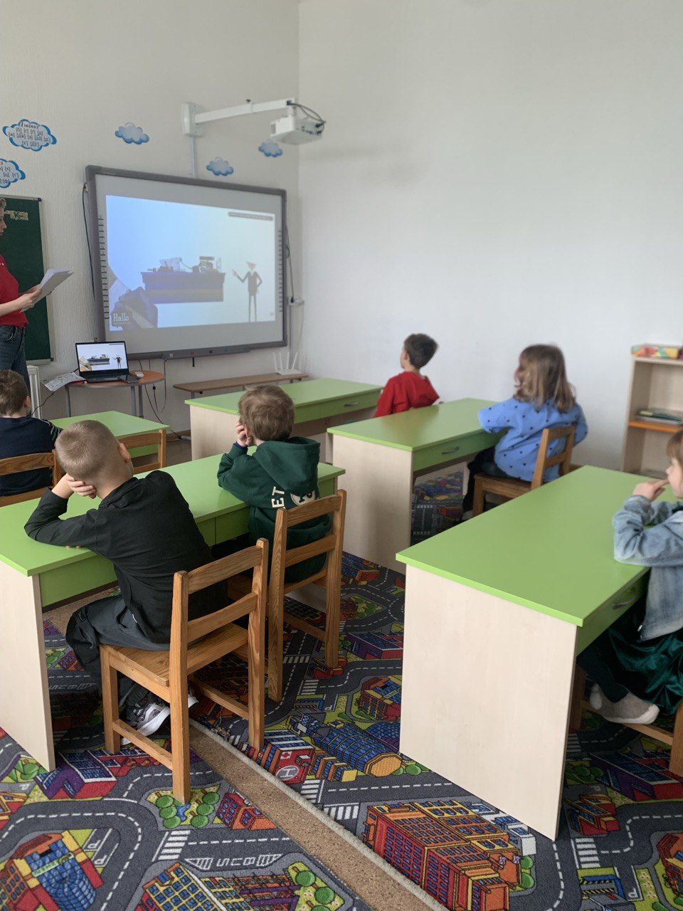 <p>&nbsp;Під час заняття вихованці уважно стежать за матеріалом на інтерактивній дошці, виконують завдання та беруть участь у спільному обговоренні. Такий формат навчання робить інформацію наочною й цікавою, розвиває увагу, мислення та формує позитивну мотивацію до навчання.&nbsp;</p>