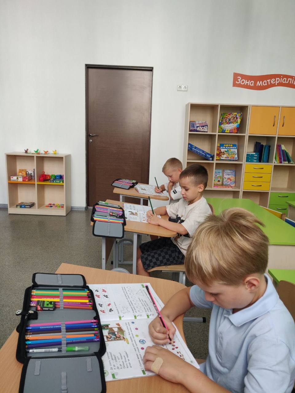 <p>&nbsp;Заняття проходять у сучасно обладнаних кабінетах, де традиційне навчання гармонійно поєднується з інтерактивними технологіями. Такий підхід робить процес цікавим, ефективним і сприяє глибшому засвоєнню знань.&nbsp;</p>